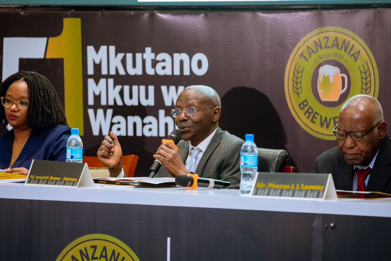 Mwenyekiti wa Bodi wa Kampuni ya Bia Tanzania (TBL), Leonard Mususa azungumza na wanahisa - Global Publishers