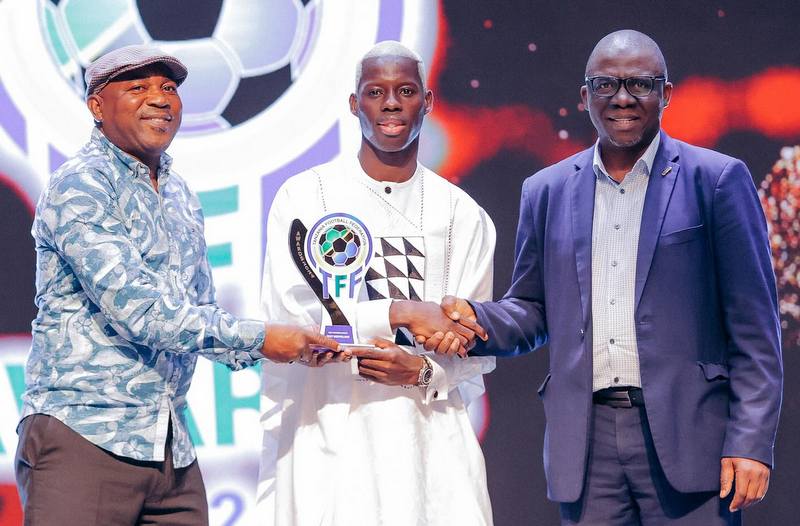 Washindi wa Tuzo Za TFF 2023/24 Aziz Ki, FeiToto, Mzize, Shabalala Wabeba Tuzo Nne - Global Publishers