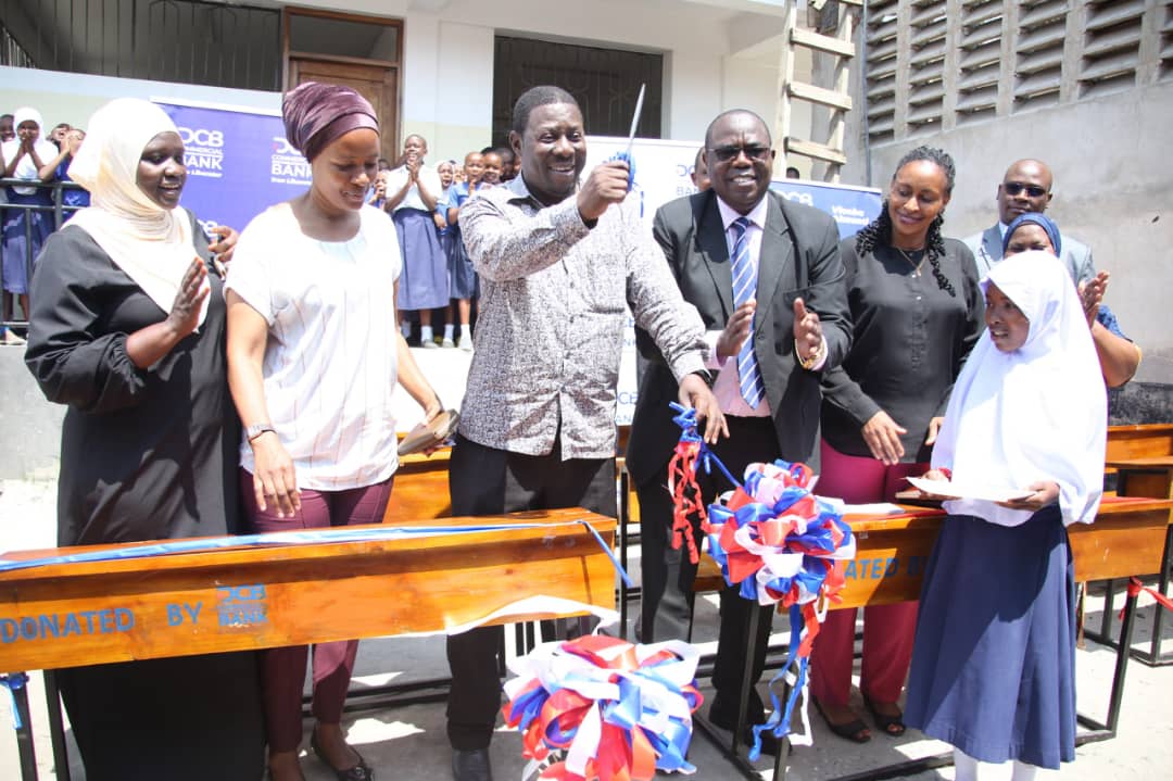 Mstahiki Meya Songoro Mnyonge Apokea Madawati 1000 Shule ya Msingi Msisiri B - Global Publishers