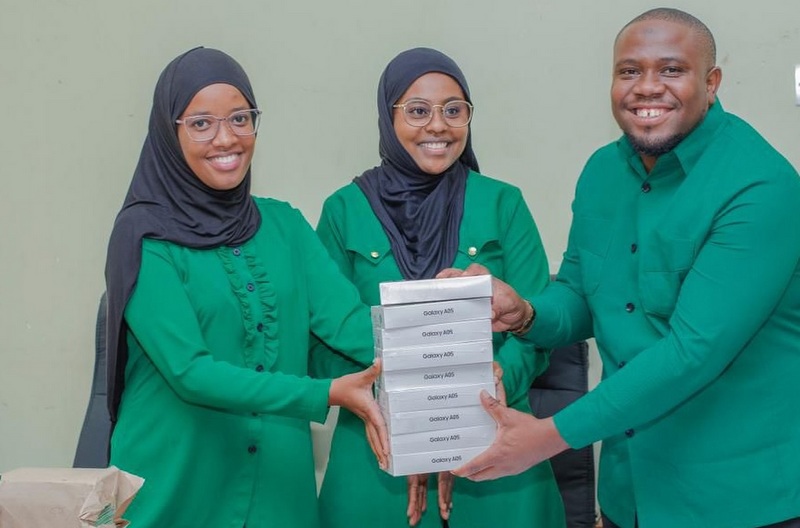 Mjumbe wa UVCCM Akabidhi Simu Tisa na kadi za Uanachama 1000 Tanga - Global Publishers