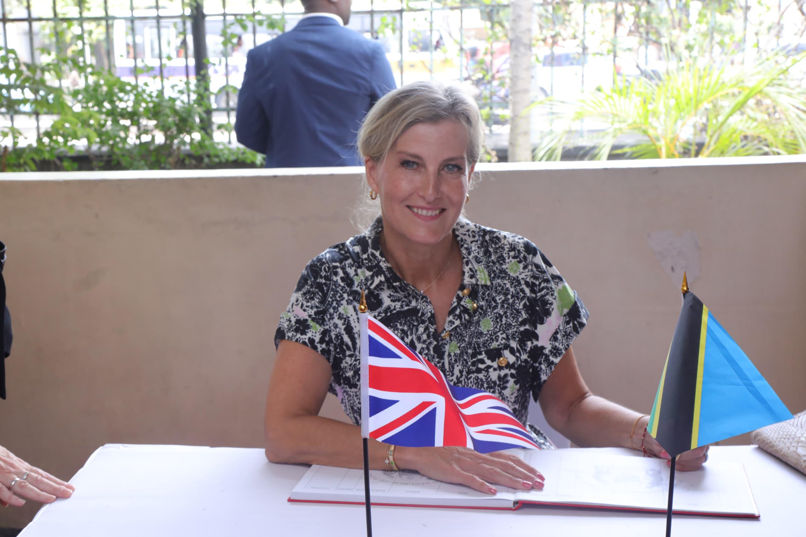 Mwana wa Mfalme wa Uingereza Atua Dar - Global Publishers