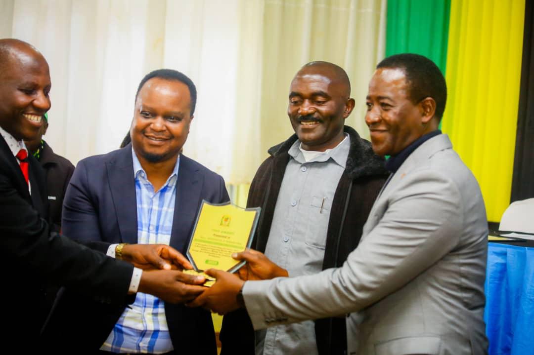 Mbunge Deo Mwanyika Atunukiwa Tuzo Kata ya Njombe Mjini - Global Publishers