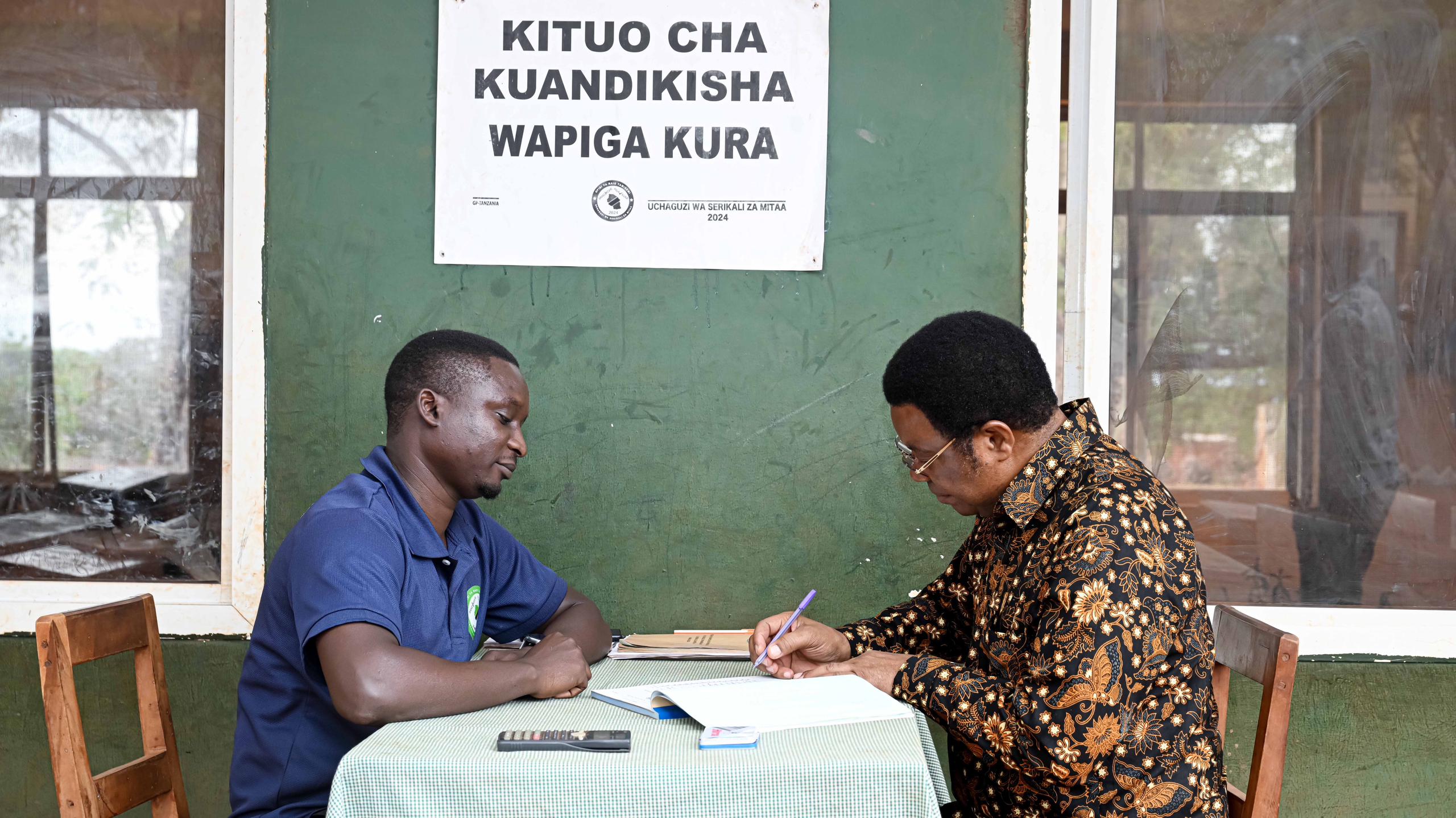 Waziri Mkuu Ajiandikisha Kijijini Kwake Nandagala - Global Publishers