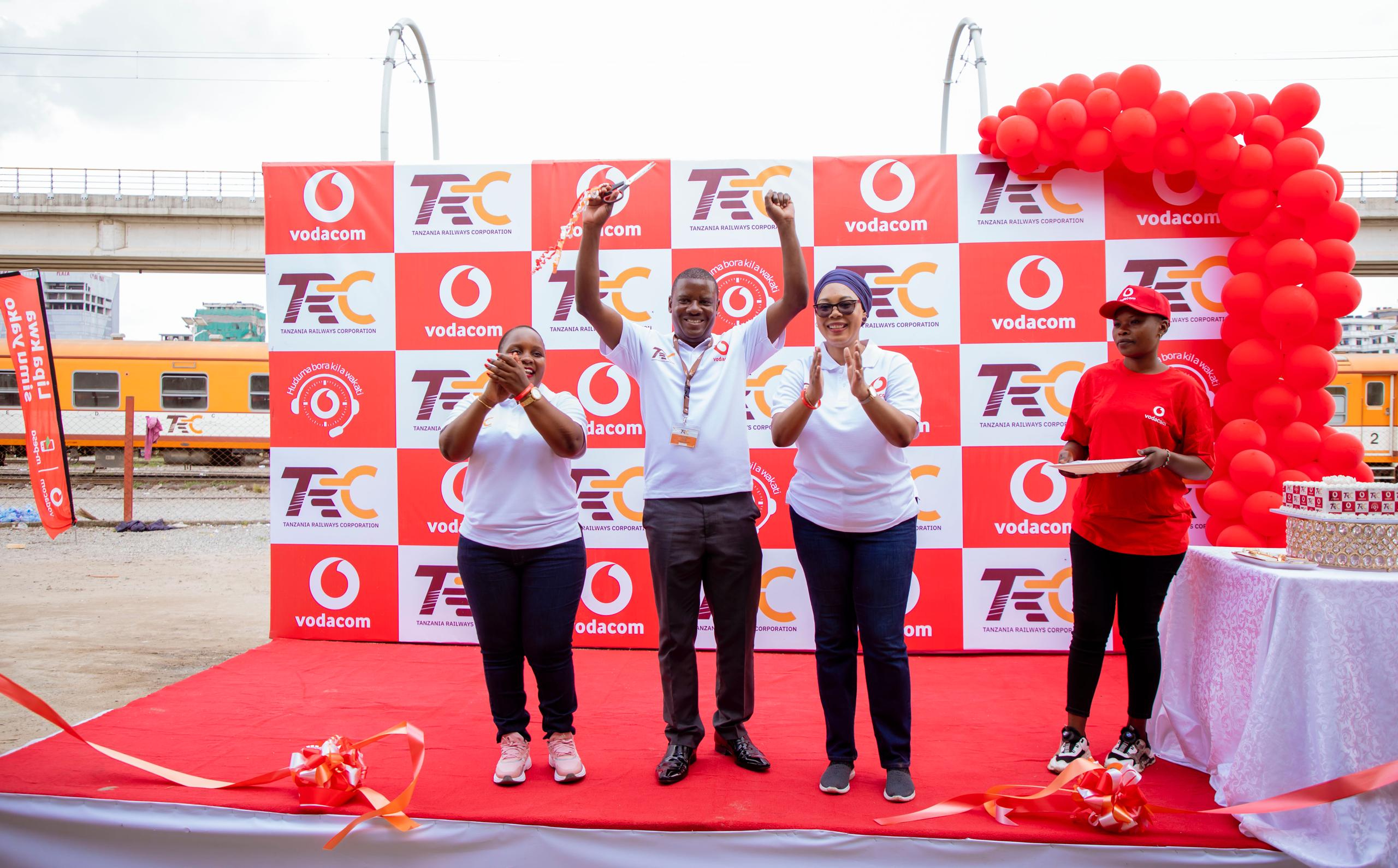 Vodacom Yawafikia Abiria wa ‘Treni ya Mwakyembe’ Kuadhimisha Wiki ya Huduma Kwa Wateja - Global Publishers