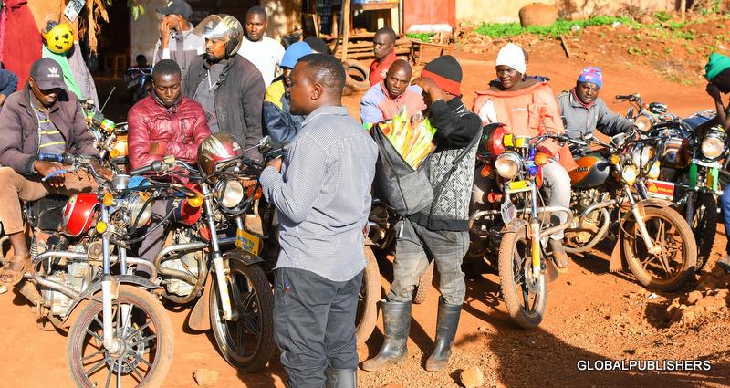 Afisa Tarafa wa Nyaishozi Akawakabidhi Reflectors Maafisa Usafirishaji Akihamasisha Kupiga Kura - Global Publishers