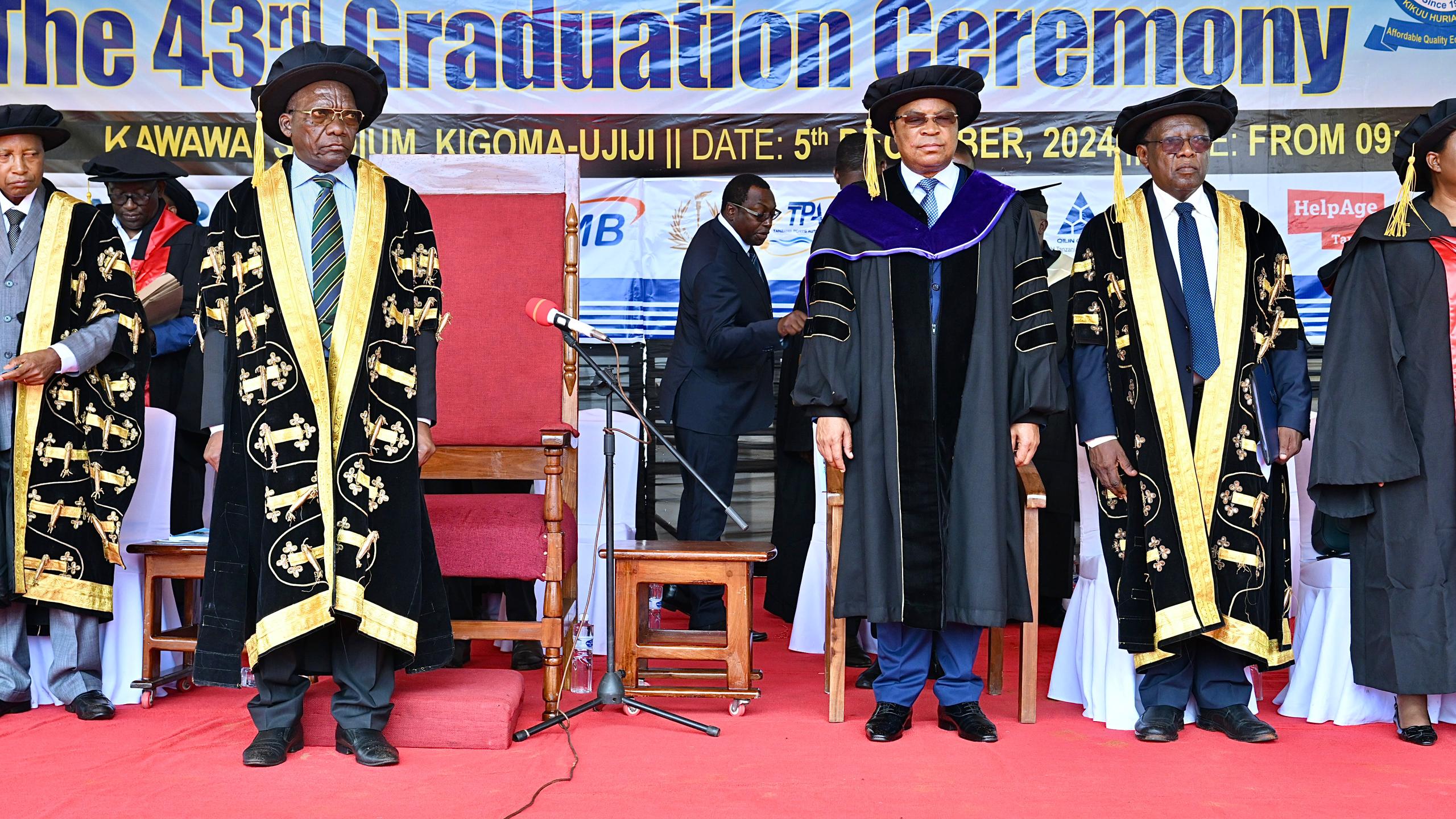 Waziri Mkuu amwakilisha Dkt. Mpango Mahafali ya 43 ya Chuo Kikuu Huria - Global Publishers