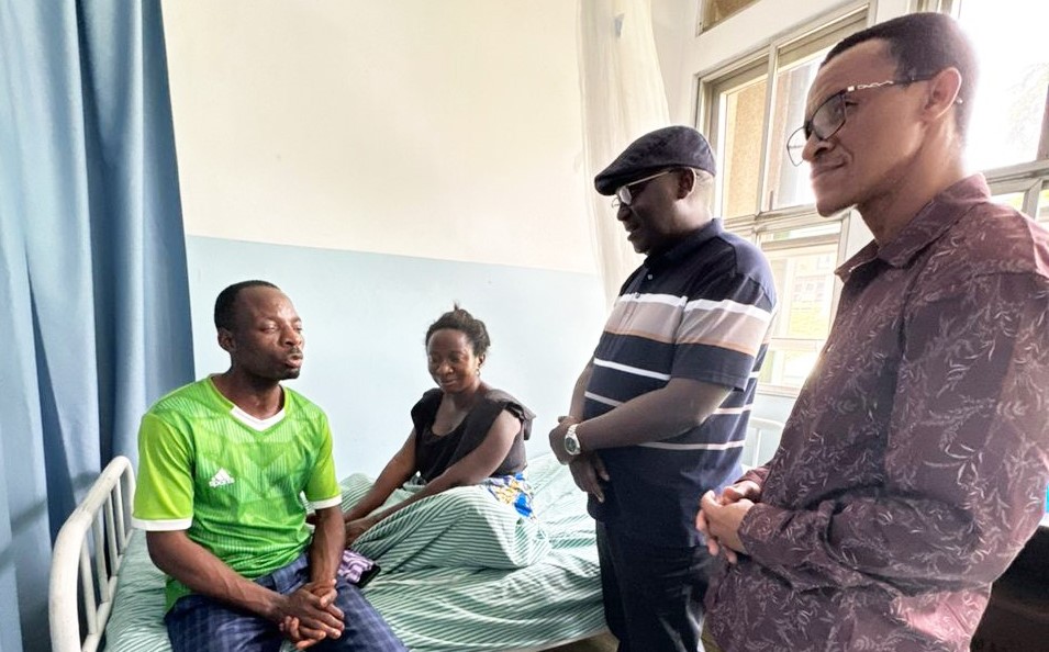 John Mongella Awatembelea Wagonjwa Waliopatwa na Tukio la Kumwagiwa Tindikali Kasulu - Global Publishers