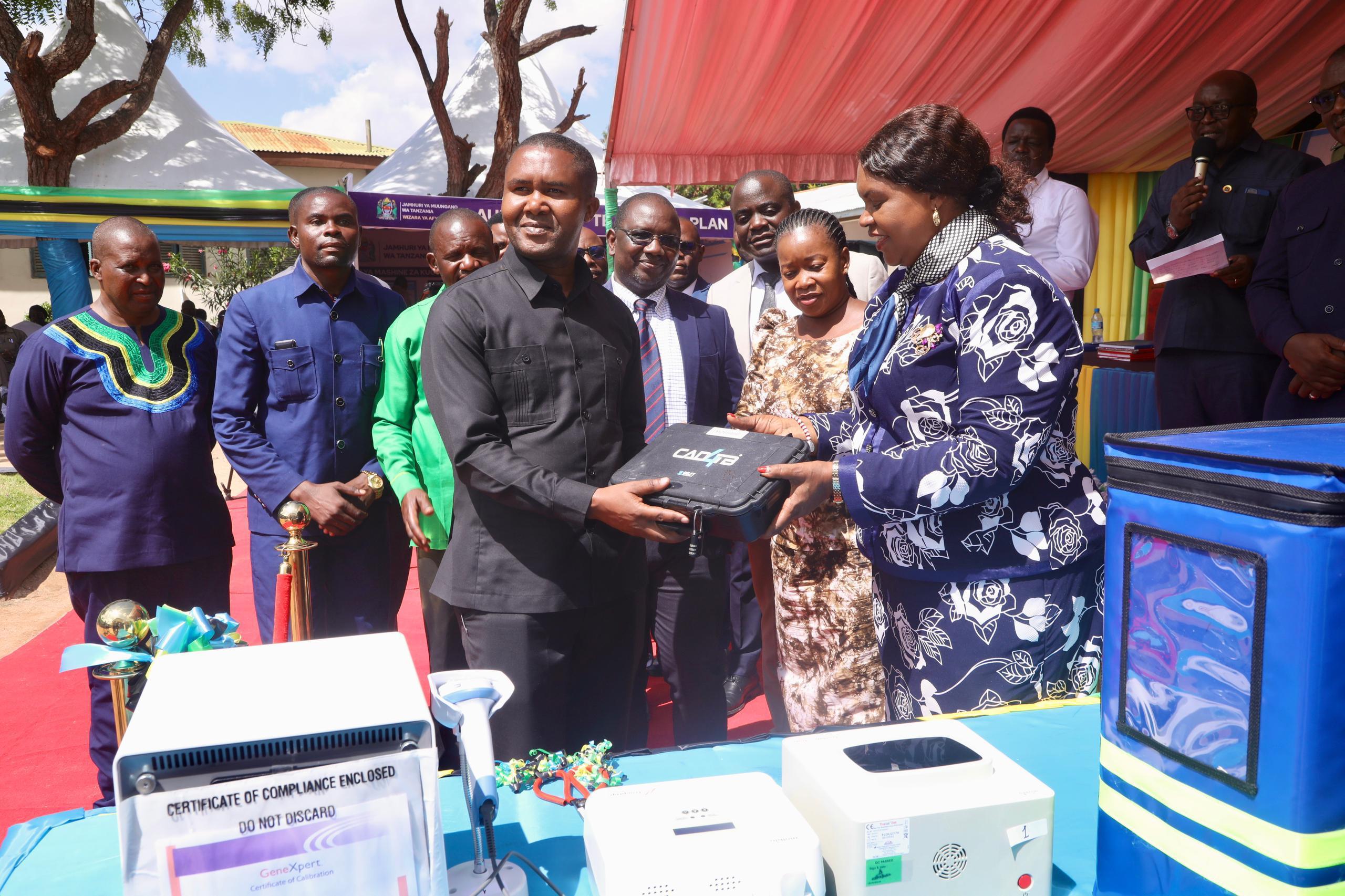 Waziri Mhagama Agawa Mashine 185 Za Uchunguzi Wa Kifua Kikuu Nchi Nzima - Global Publishers