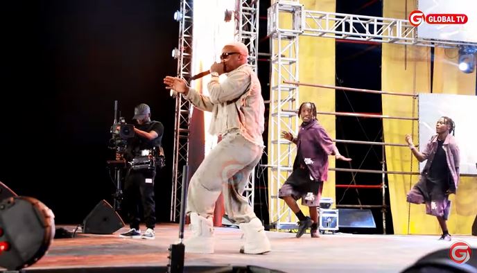 Harmonize Kashindikana, Azua Balaa Kwenye Jukwaa La Trace, Aamsha Waliolala – Video - Global Publishers