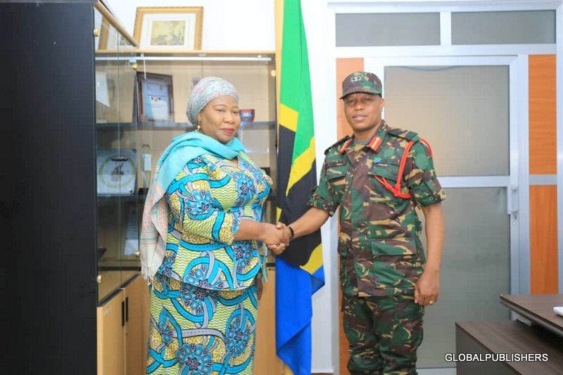 Mkuu wa Utumishi Jeshini, Meja Jenerali Elisha Gaguti Afanya Mazungumzo na RC Mwasa wa Kagera - Global Publishers