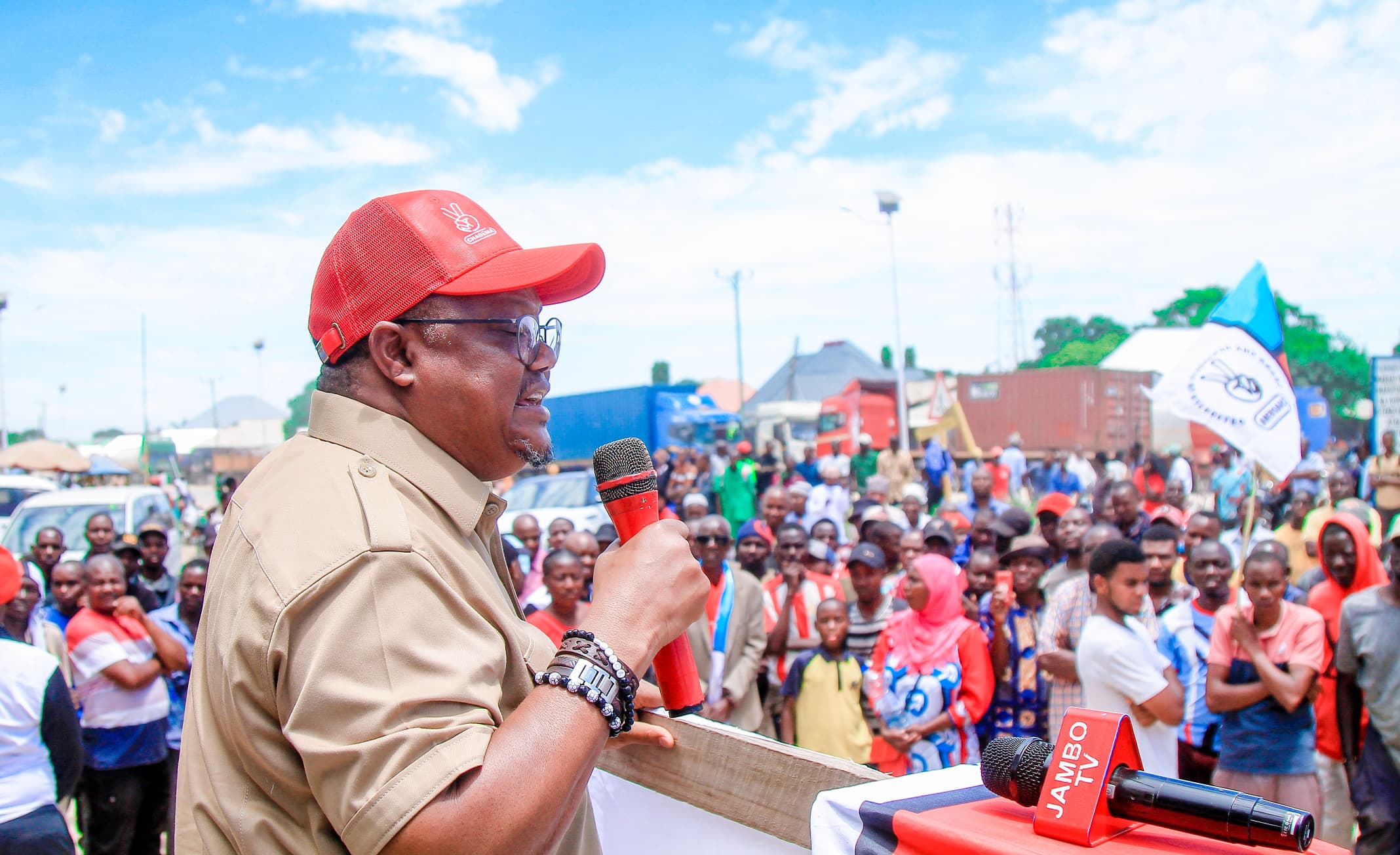 Njiani  Mwenyekiti wa Chadema Taifa Tundu Lissu Akielekea Nyumbani Kwao Ikungi - Global Publishers