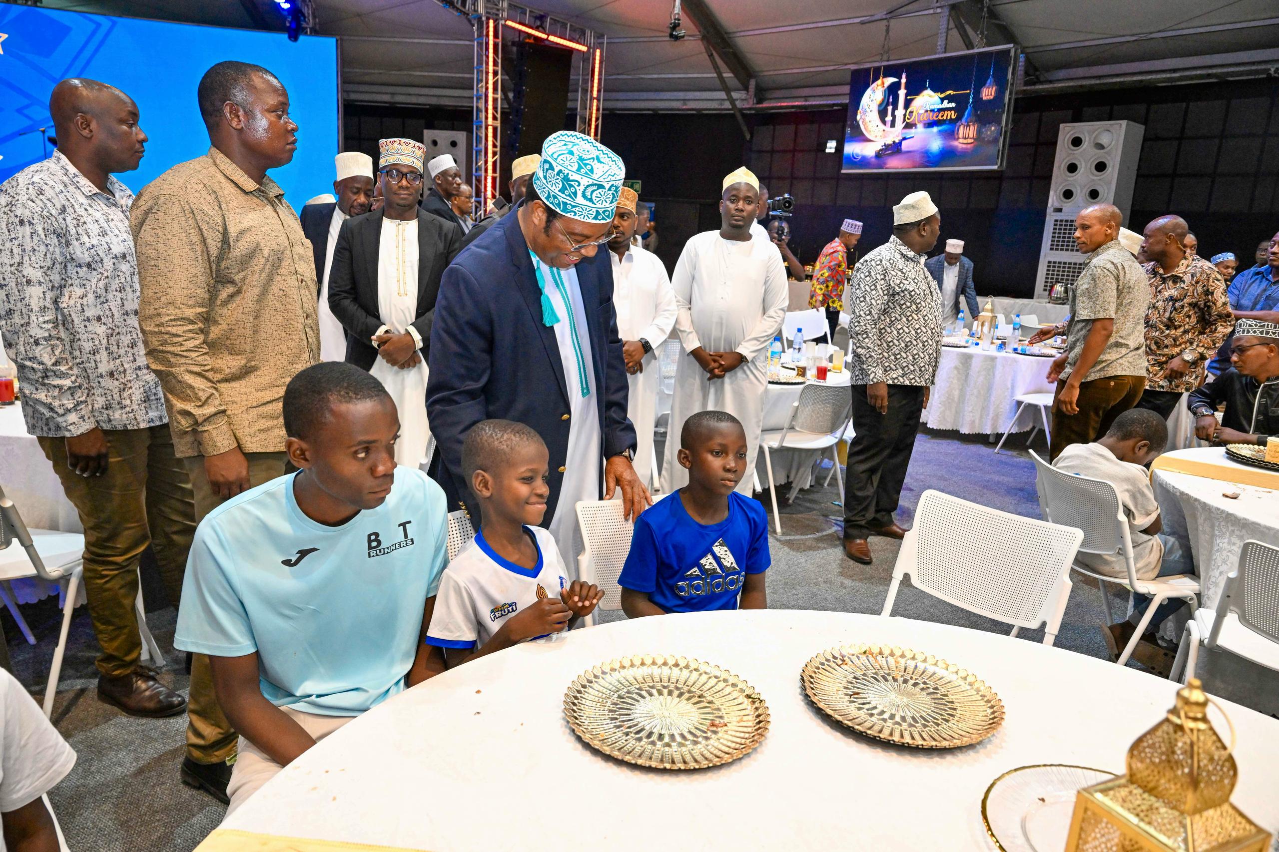 Waziri Mkuu Ashiriki Iftari Na Benki Ya Nmb Pamoja Na Watoto Wanaoishi Kwenye Mazingira Magumu - Global Publishers