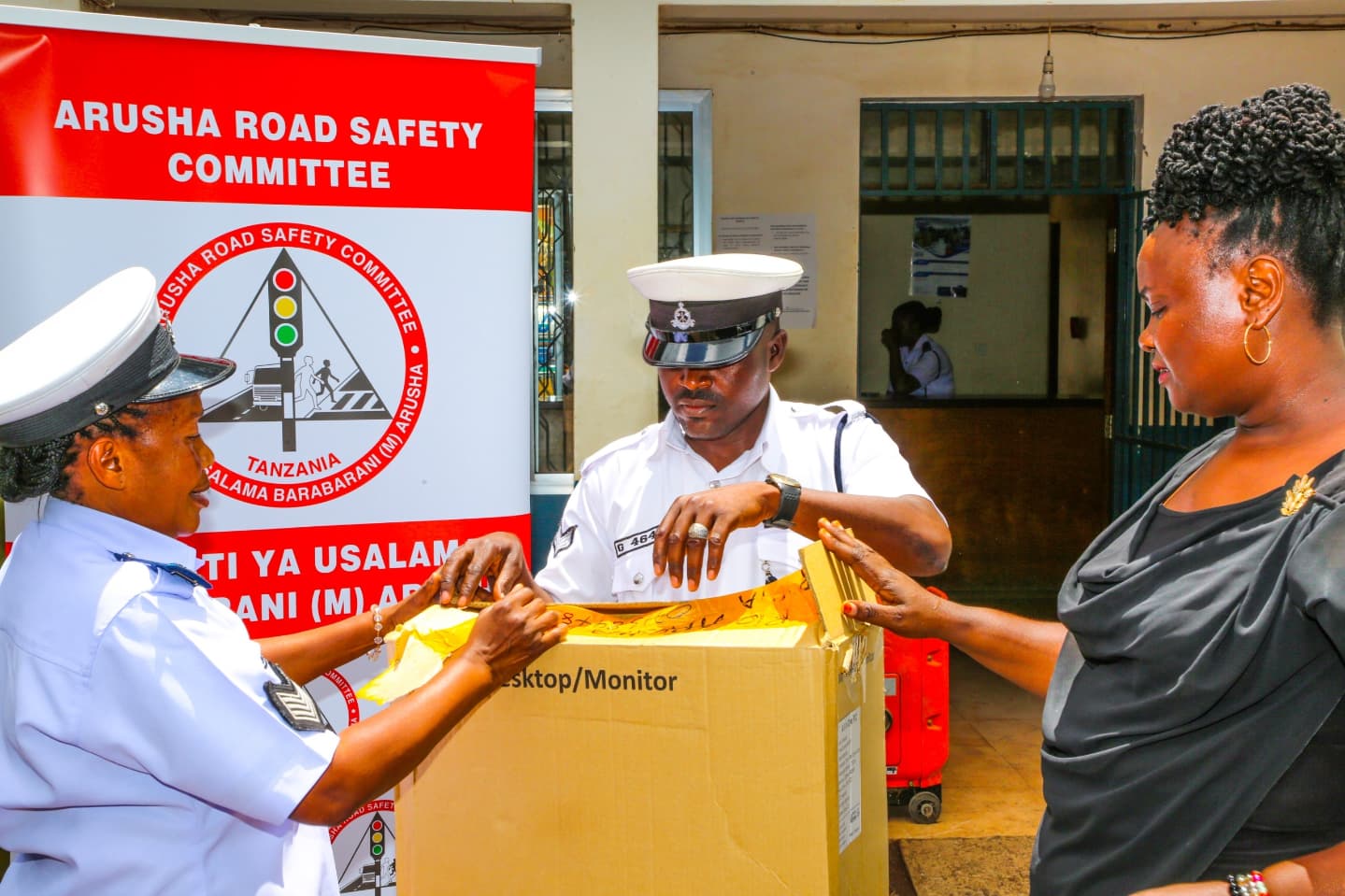 Kamati Ya Usalama Barabarani Arusha Yakabidhi Vifaa Vya Tehama Polisi Arusha - Global Publishers