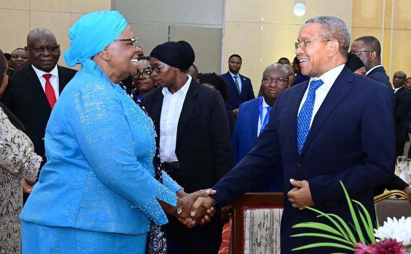 Rais Wa Namibia Atembelea Chuo Kikuu Cha Dar Es Salaam, Alakiwa Na Mkuu Wa Chuo Dkt Kikwete - Global Publishers