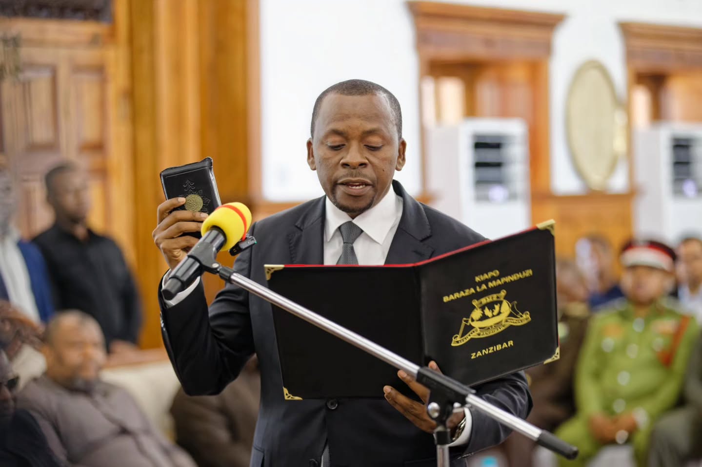 Rais Mwinyi Amuapisha Mwanasheria Mkuu Wa Zanzibar