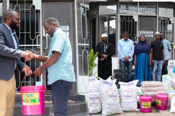 Video: Maryam Bint Amran Foundation, Global Publishers Wazigusa Familia Zenye Uhitaji
