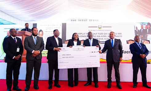 Waziri wa Fedha Azikabidhi Tuzo za Ubunifu za TRA