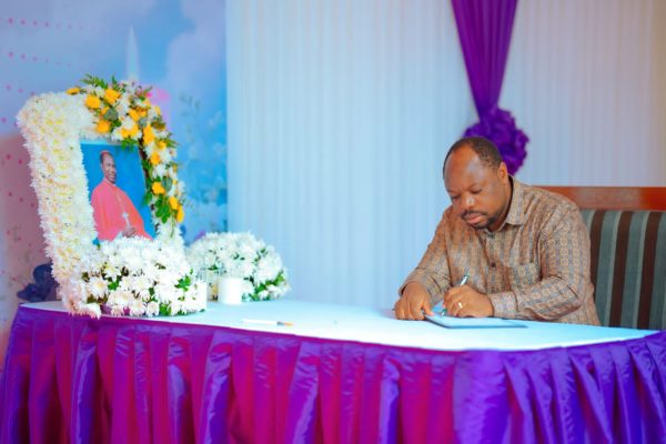 Chalamila Asaini Kitabu Cha Maombolezo Kufuatia Kifo Cha Cardinali Pengo