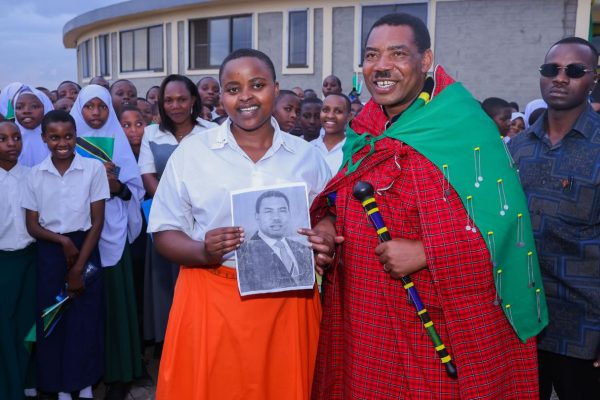 Waziri Mkuu Awasisitiza Wanafunzi Kusoma Kwa Bidii Kilimanjaro Girls