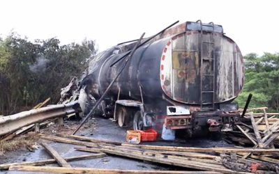 Video: Ajali Ya Lori La Mafuta Na Mbao Yaua Watu Watatu Morogoro - Global Publishers