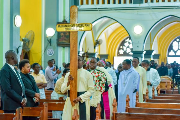 Mwili Kardinali Pengo Ulivyowasili Katika Kanisa Kuu la Mtakatifu Yosefu – (Video +Video)