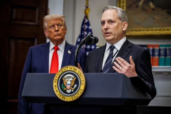 Donald Trump Akosolewa na Mshauri wake Kuhusu Vita na Iran