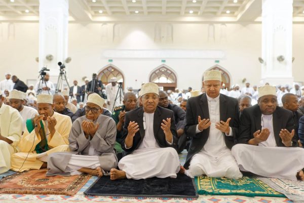 Rais Hussein Ali Mwinyi Ashiriki Swala ya Eid al-Fitr Zanzibar