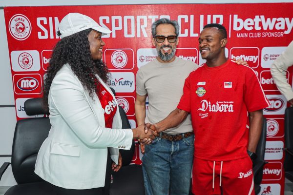 Elie Mpanzu Asaini Mkataba Mpya wa Miaka Miwili Simba