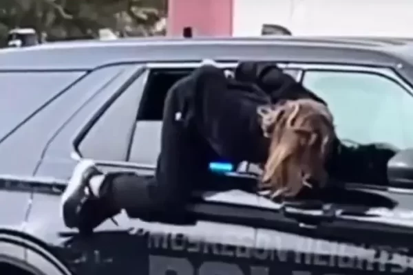 Mwanamke Atoroka Kwenye Gari la Polisi Kupitia Dirisha Akiwa na Pingu