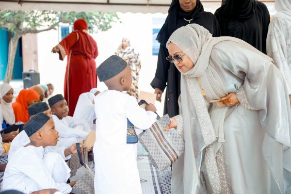 Mama Mariam Mwinyi Atoa Mkono Wa Eid Kwa Wazee Na Watoto Yatima Zanzibar