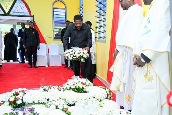 Makamu wa Rais Amwakilisha Rais Samia Mazishi ya Kardinali Pengo Pugu Dar (Picha +Video)