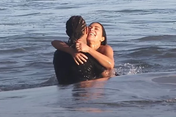 Kim Kardashian na Lewis Hamilton Waoneshana Mapenzi Mazito Ufukweni- Picha 10