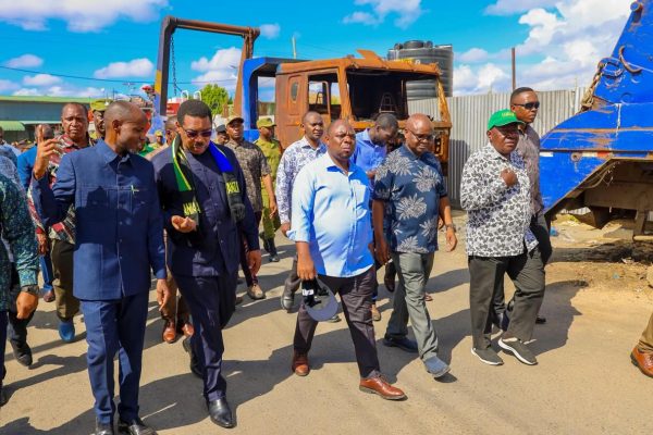 Mwigulu Akagua Madhara ya Moto Soko la Simu 2000 Ubungo – Video