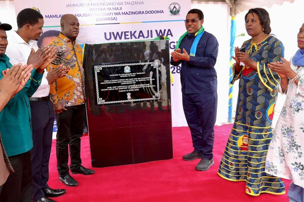 Waziri Mkuu Aweka Jiwe la Msingi Mradi wa Maji wa Bilioni 17 Chamwino