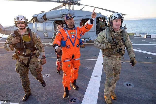 Wanaanga Waonekana Wenye Afya Njema Baada ya Kutua kwa Mafanikio