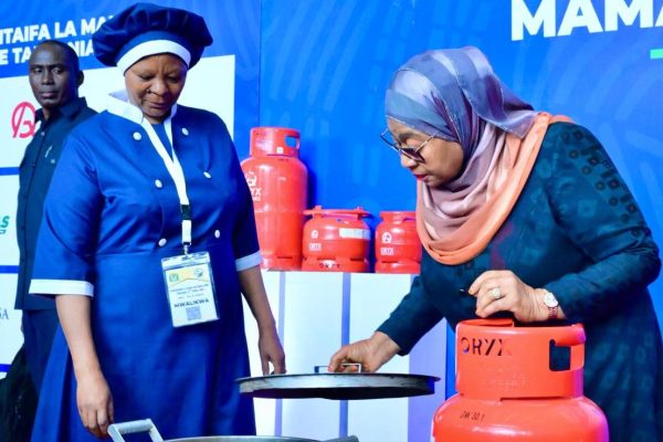 Rais Samia Akabidhi Mitungi ya Oryx kwa Mama na Baba Lishe Dar es Salaam