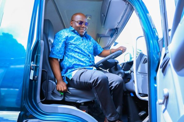 Waziri Homera Akabidhi Magari Mawili TANESCO Kuboresha Huduma ya Umeme