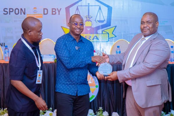 Mkuu wa Wilaya ya Ilala Apokea Tuzo Kutoka kwa Wafanyabiashara Kariakoo