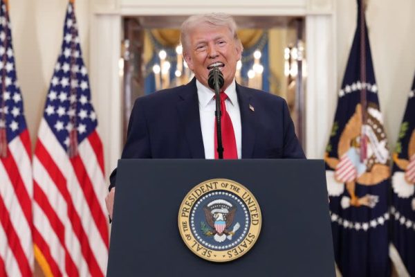 Trump Atishia Kuimaliza Iran Ndani ya Usiku Mmoja, Vita Yazidi Kupamba Moto