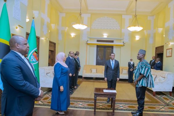 Rais Samia Apokea Hati ya Utambulisho kutoka kwa Mabalozi Ikulu Dar – Picha