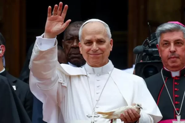 Papa Leo Awashambulia “Madikteta” Wanaotumia Mabilioni Kwenye Vita, Atoa Wito wa Amani