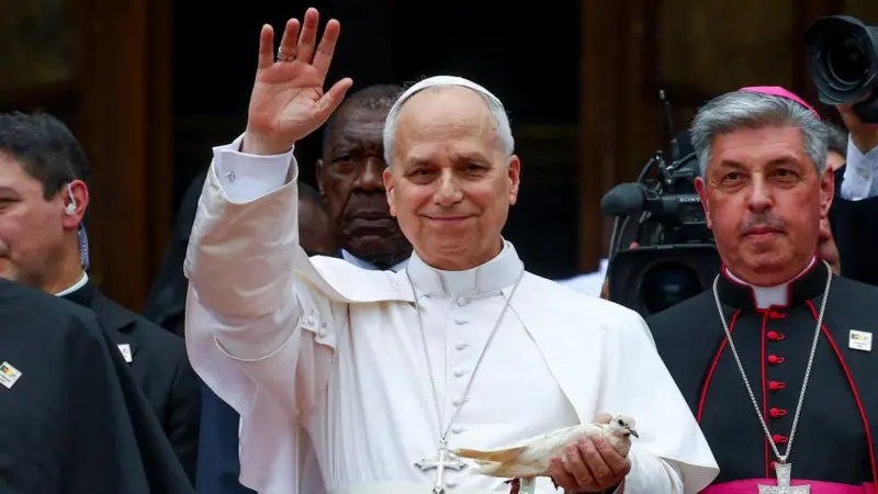 Papa Leo Awashambulia “Madikteta” Wanaotumia Mabilioni Kwenye Vita, Atoa Wito wa Amani