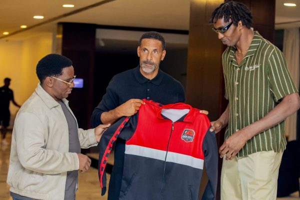 Rio Ferdinand Akabidhiwa Jezi Na Hasheem Thabeet Kuimarisha Ushirikiano Wa Mchezo Wa Kikapu