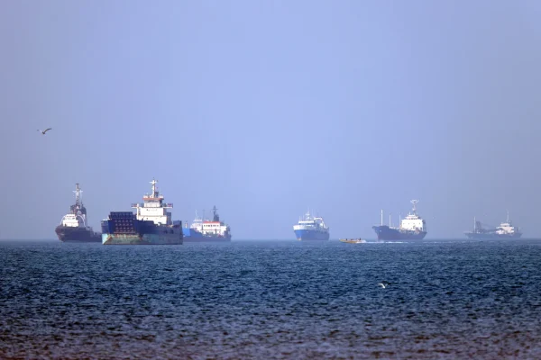 Hofu Ya Vita Yakwamisha Meli 1,600 Karibu na Strait of Hormuz