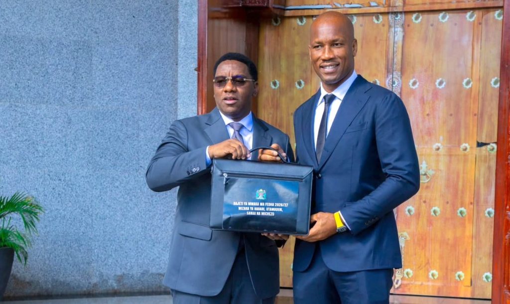 Makonda Awasili Bungeni Akiambatana na Nyota wa Soka Didier Drogba – Video