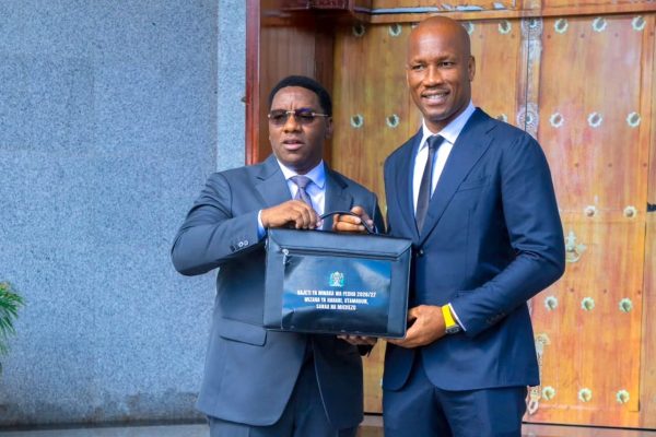 Makonda Awasili Bungeni Akiambatana na Nyota wa Soka Didier Drogba