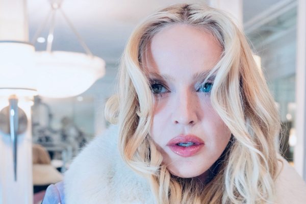 Madonna Azua Gumzo Akiwa Na Mwonekano Wa Kipekee Kabla Ya Albamu Yake Mpya