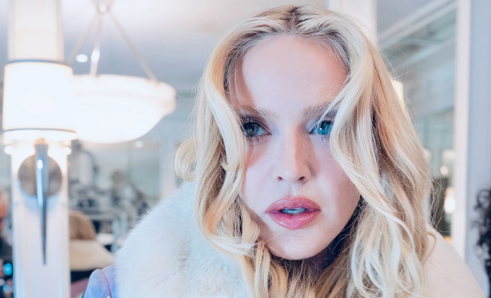 Madonna Azua Gumzo Akiwa Na Mwonekano Wa Kipekee Kabla Ya Albamu Yake Mpya