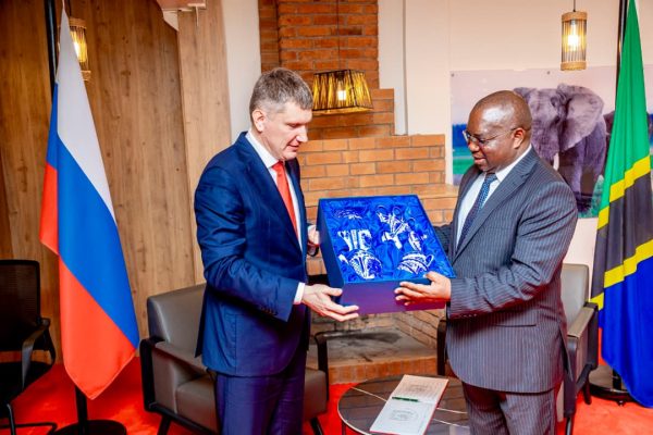 RC  Makalla Akaribisha Watalii na Wawekezaji Kutoka Urusi Kuwekeza katika Sekta ya Utalii