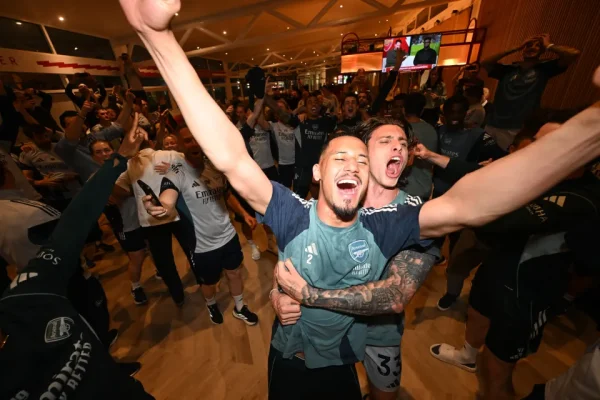 Wachezaji wa Arsenal Waruka Kwa Furaha Baada ya Kutangazwa Mabingwa, City Walazimishwa Sare